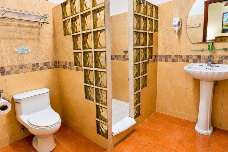 Bathroom 5, Hotel Casa Roland Golfito Resort, Golfito