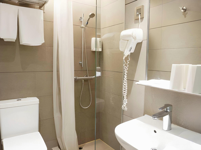 Bathroom 3, 197 YMT HOTEL, Kowloon