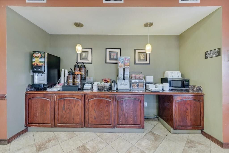 Food & Drinks 5, Super 8 by Wyndham Weslaco, Hidalgo