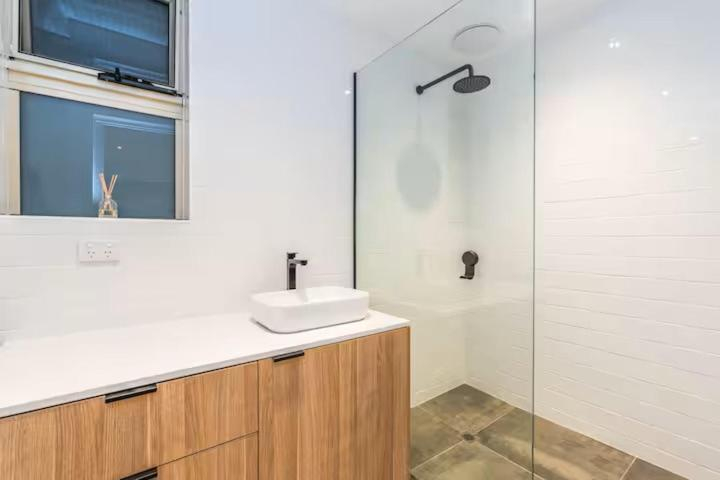 Bathroom 2, Taft Apartments, Adelaide