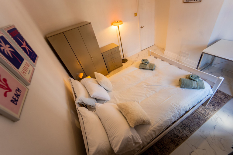 Room 5, Stylish 2 Bedroom With Free Parking, Stockport