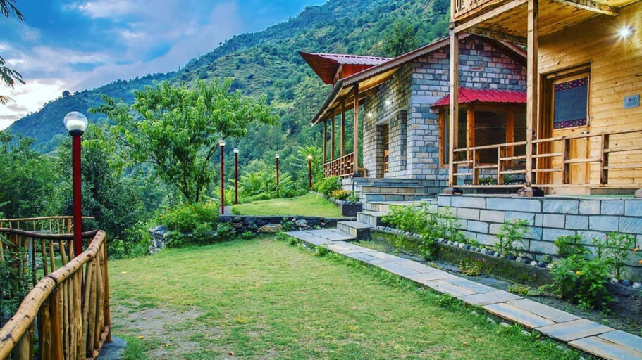 Property grounds 2, Riveraansh Homestay, Kullu
