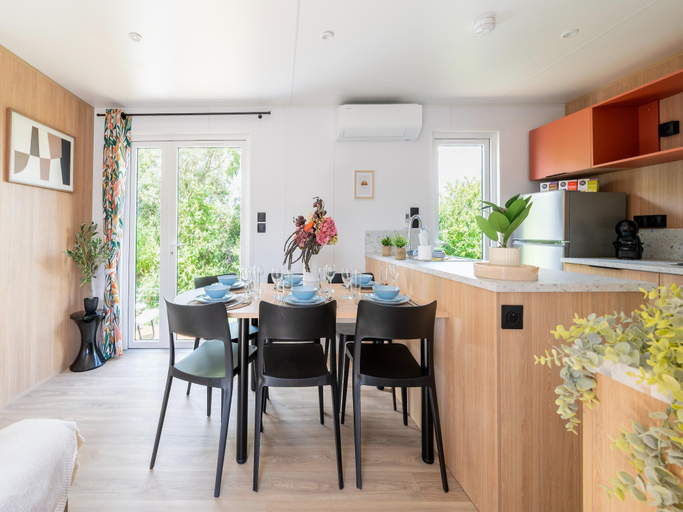 Dining 4, New Vennepark Caravan 463, West-Vlaanderen