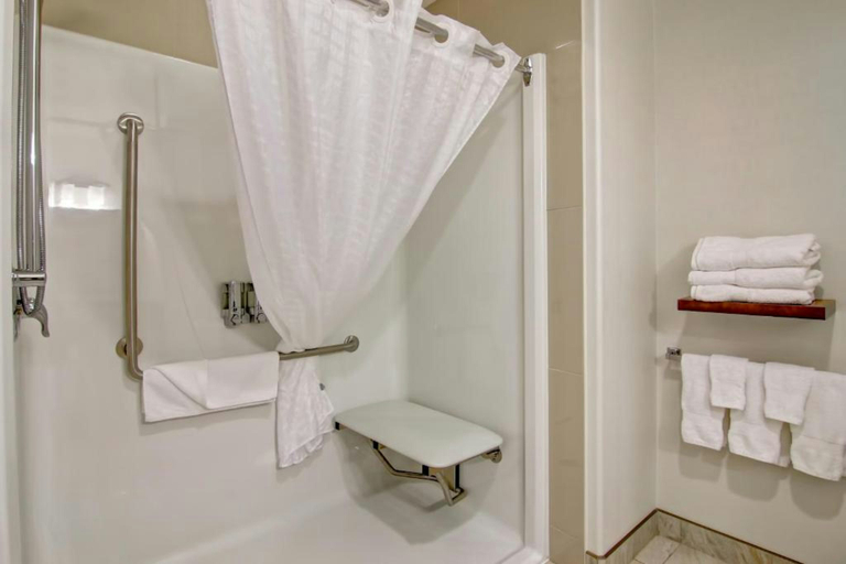 Bathroom 3, Canalta Hotel Selkirk, Division No. 13