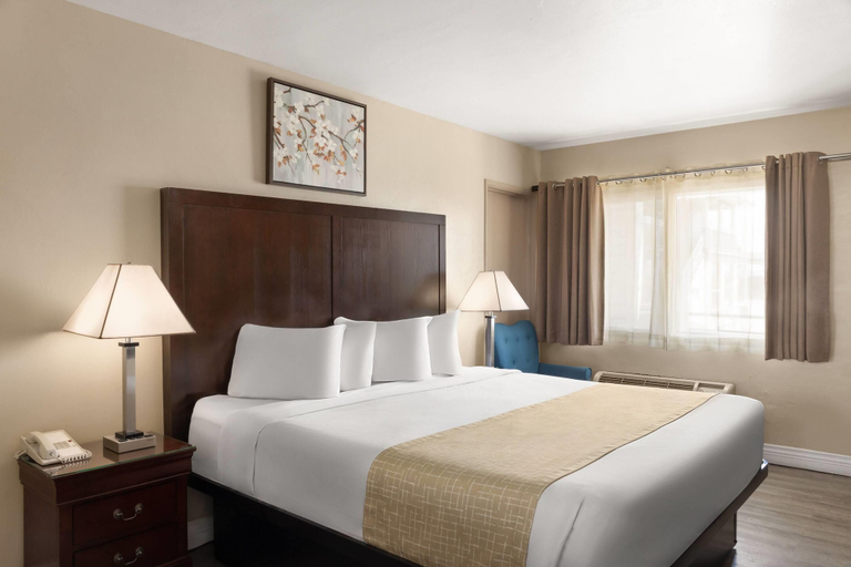 Bedroom 3, Travelodge by Wyndham Everett City Center, Snohomish