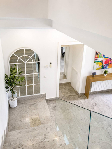 2, Elegant Villa in Gammarth with Private Indoor Pool, La Marsa