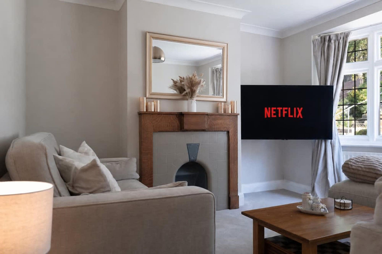Room 2, Perfect Booking Modern Home By High Street, Medway