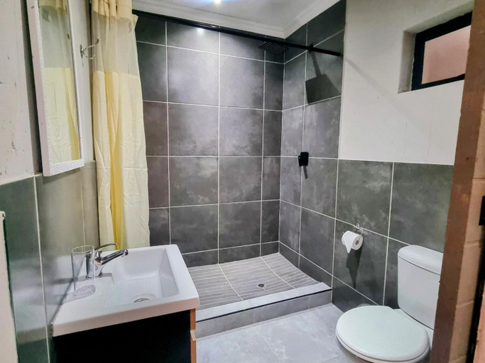 Bathroom 3, Kaleaba House on the Riverside, Fezile Dabi