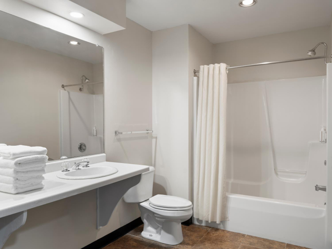 Bathroom 3, Avalon Hotel & Conference Center, Chippewa