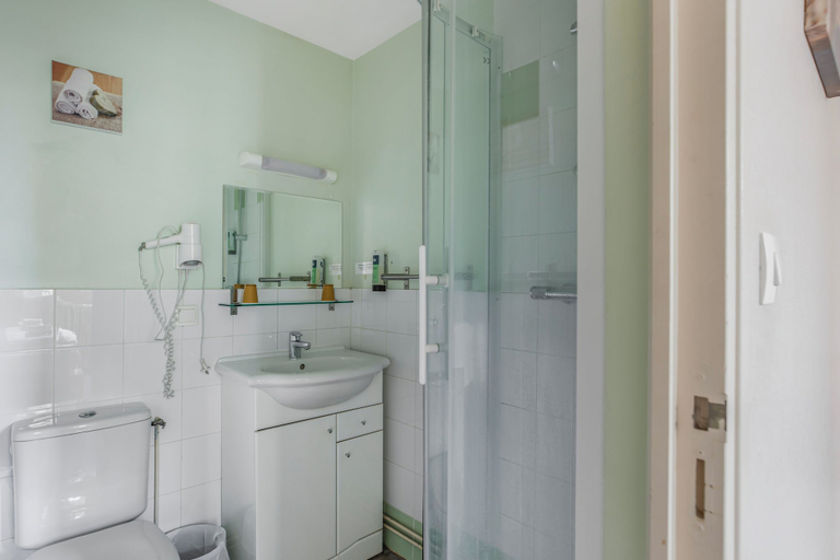 Bathroom 4, Logis Hotel Restaurant Cristal, Maine-et-Loire