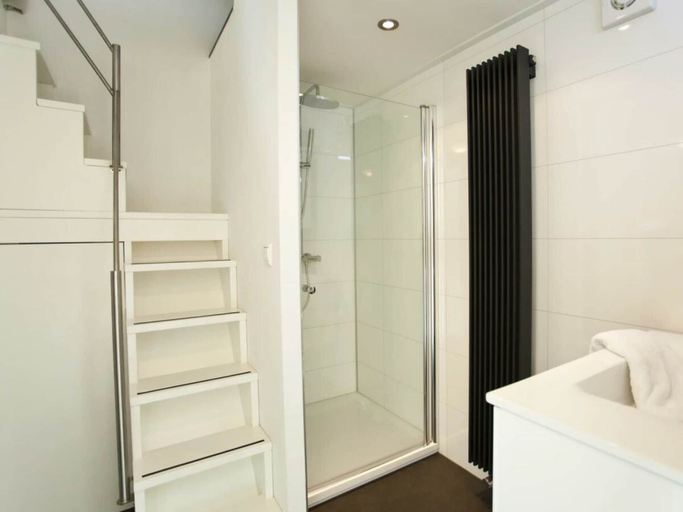 Bathroom 5, Holiday Home in Halfweg With Terrace, Haarlemmerliede c.a.