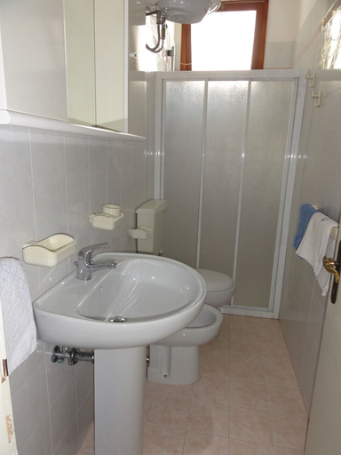 Bathroom, Flat in Seafront Condominium With Parking, Venezia