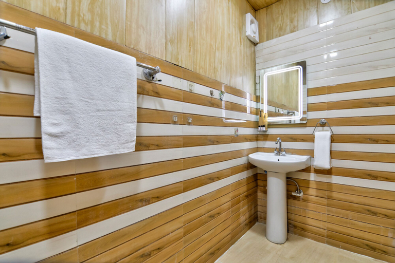 Bathroom 4, Midtown Inn, Delhi
