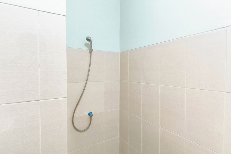 Bathroom 4, Convenient 2Br For 4 Pax At Bale Hinggil Apartment, Surabaya