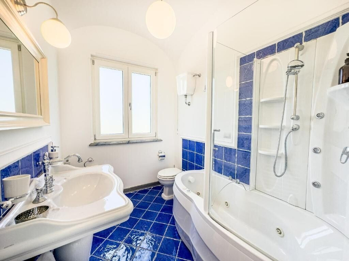 Bathroom 2, Amira Resort, Napoli