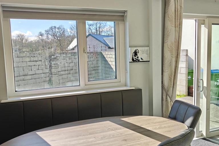 Interior 2, 4 Bed House Sleeps 8 - Enclosed Garden - Parking
