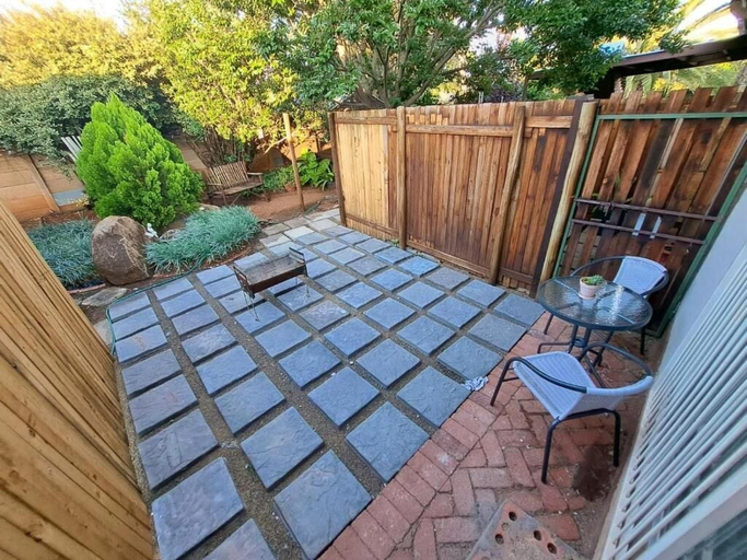 Outdoor dining 5, Finch and Fern Guest house, Mangaung