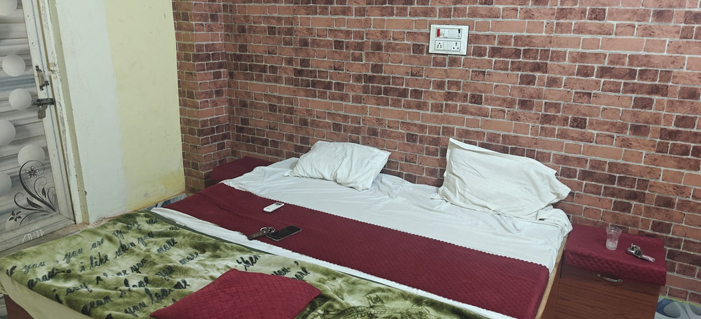 Room 5, Hotel manyawar, Allahabad