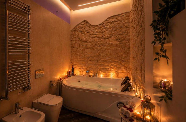 Bathroom 2, LUXUITE Villa con Piscina e sauna o villa con jacuzzi e doccia emozionale, Bari