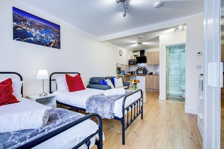 Room 3, Smart Studio- North London - Sleeps 2 - Free Parking, London