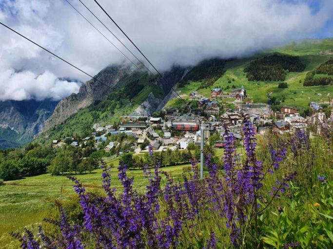Others 3, Chalet in Les Deux Alpes with Panoramic Views, Isère