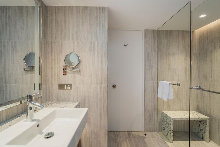 Bathroom 4, Sails In The Desert, Petermann-Simpson