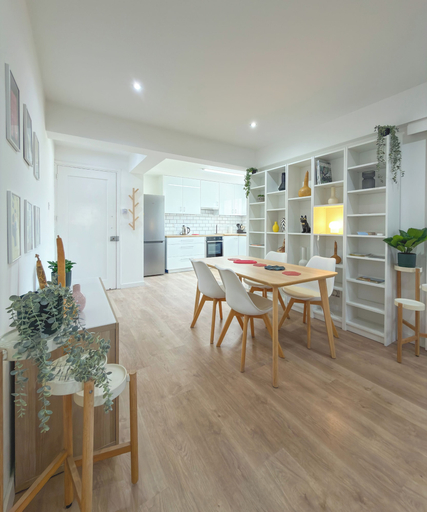 Dining 5, Modern 2BR Retreat in Central Nicosia
