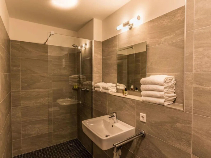 Bathroom 3, Mountain View Holiday Home for 8 With Sauna, Zell am See