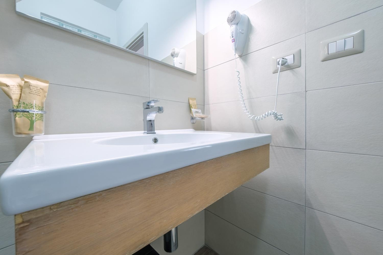 Bathroom 2, Paladino, Messina