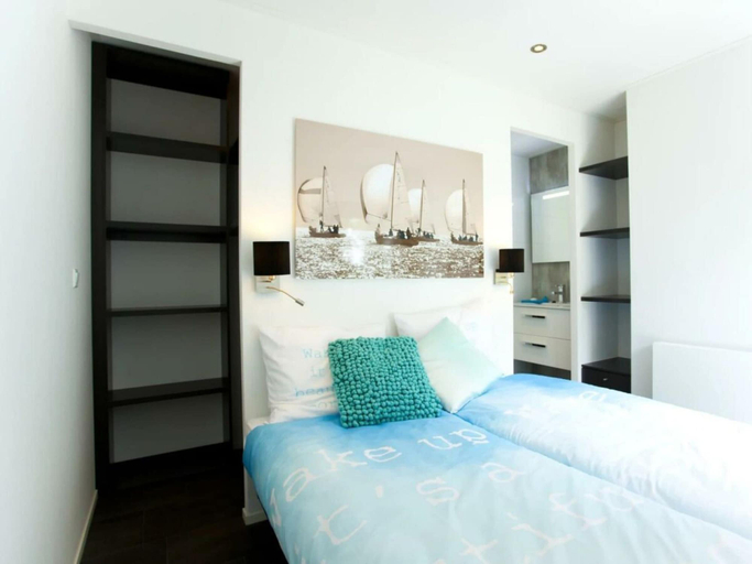 Room 4, Holiday Home in Halfweg With Terrace, Haarlemmerliede c.a.