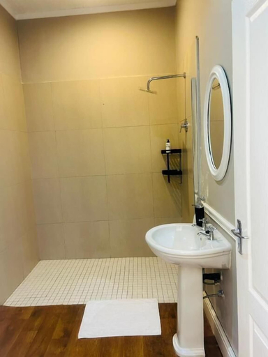 Bathroom 4, Hidden Villas Guest House, Buffalo City