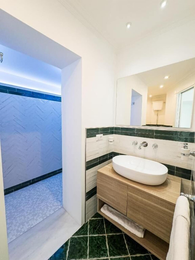 Bathroom 5, Amira Resort, Napoli