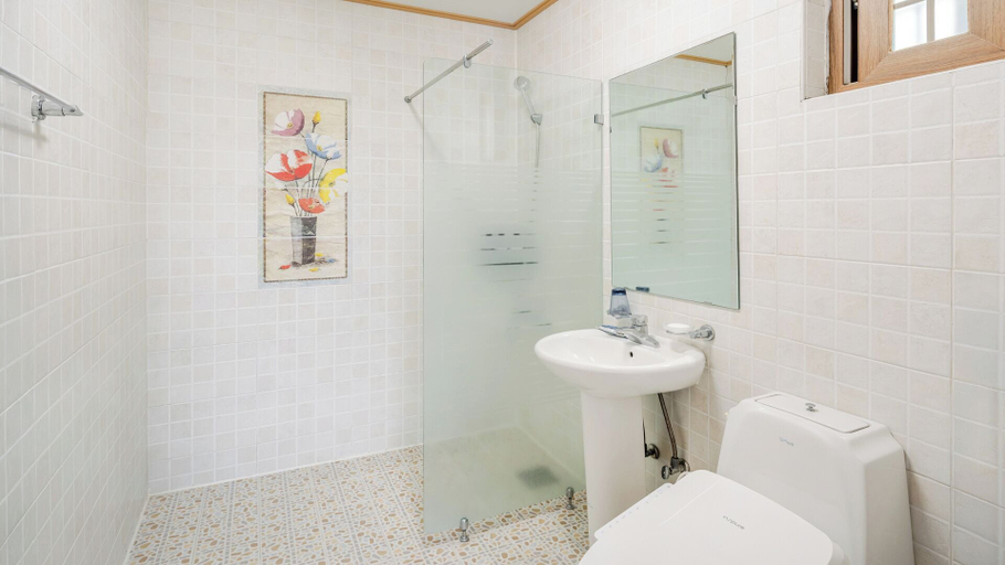 Bathroom 3, Jeju Sigan Yeohaeng Huyang Pension, Jeju