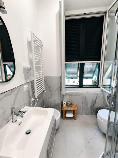 Bathroom 2, Cherry rooms, La Spezia