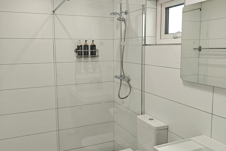 Bathroom 3, 4 Bed House Sleeps 8 - Enclosed Garden - Parking