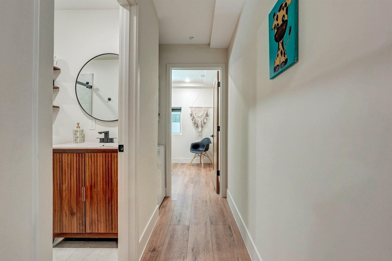 Bathroom 5, L.A Private Cozy 1BR Gated Washer & Dry, Los Angeles