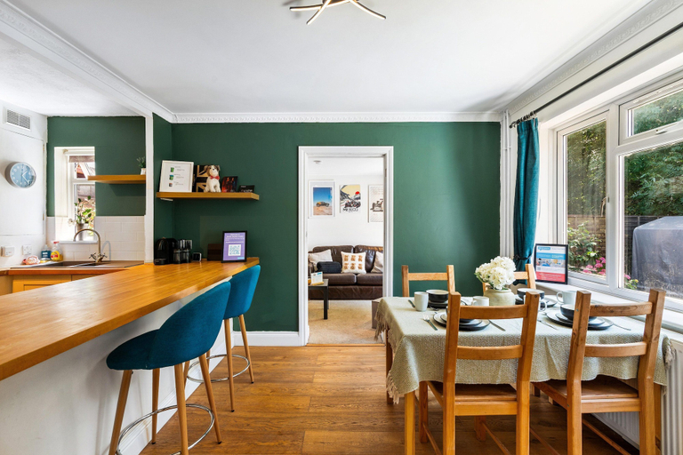 Room 5, Simply Hidden Garden Parking By My Getaways, West Sussex