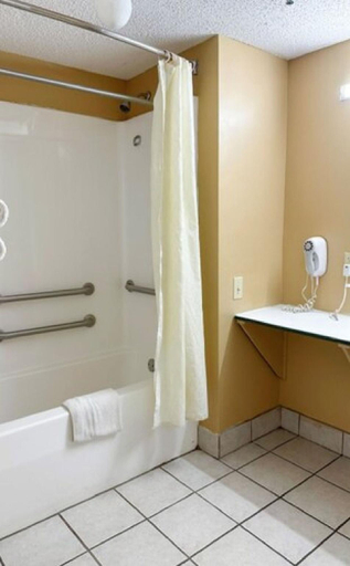 Bathroom 4, Garden Inn & Suites, Floyd