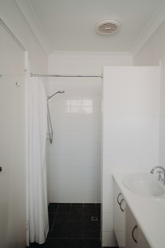 Bathroom 5, Albany Motel & Apartments, Albany