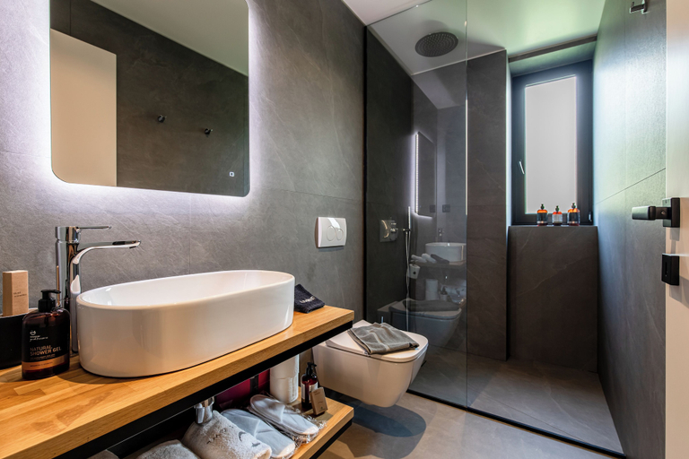 Bathroom 5, AthensOwl, Attica