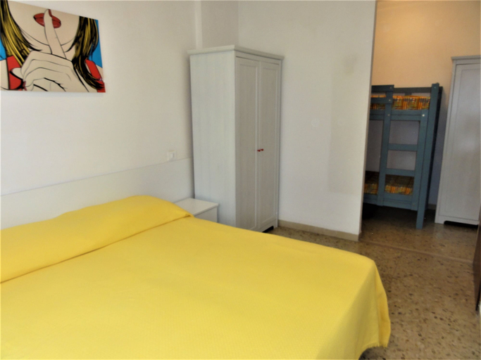 Room 2, Beachfront Flat With Terrace, Venezia