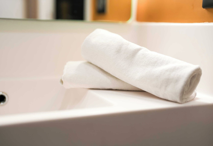 Bathroom, B&B Hotel Amiens Sud, Somme