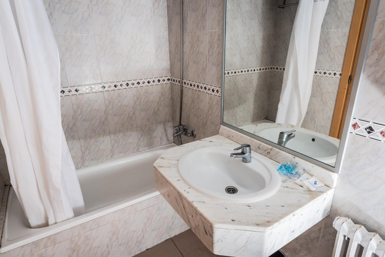 Bathroom 5, Hotel Festa Brava by ALEGRIA, Girona