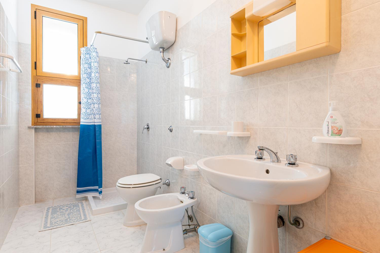 Bathroom 3, Lupino House, Lecce