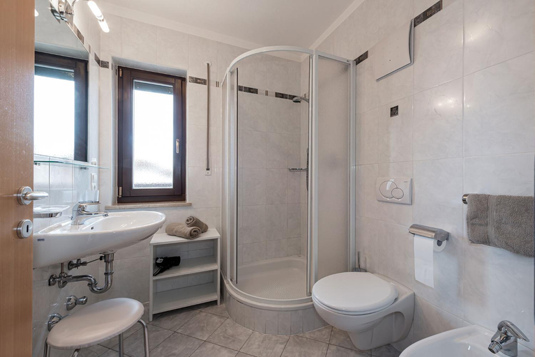 Bathroom 3, Aparthotel Feldhof, Bolzano