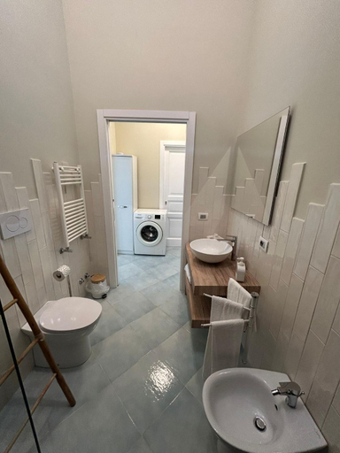 Bathroom 2, Palazzo Palumbo, Napoli