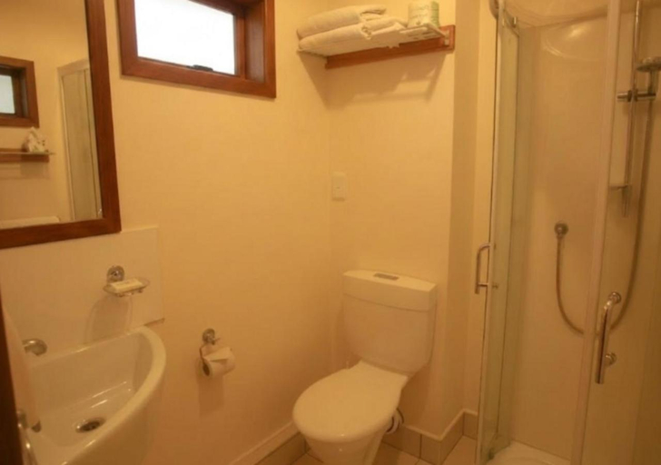 Bathroom 5, Grand Hotel Wanganui, Wanganui
