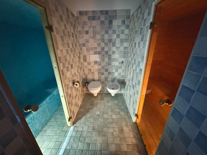 Bathroom 3, Lamapulia, Bari