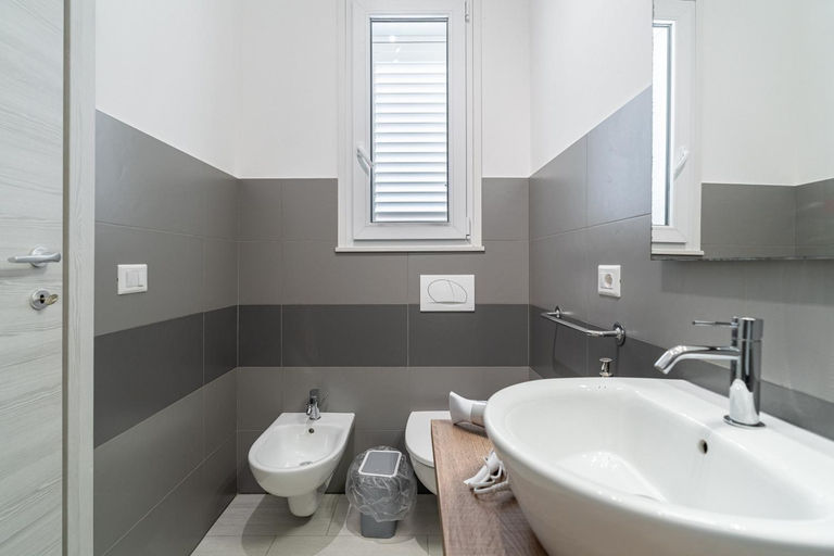 Bathroom 2, Villa Latina, Syracuse