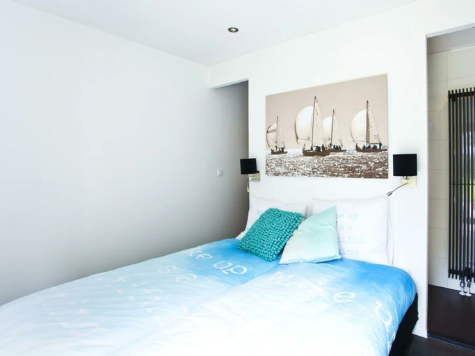 Room 2, Holiday Home in Halfweg With Terrace, Haarlemmerliede c.a.